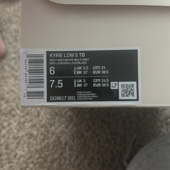 Women’s, Men’s Kyrie basketball shoes. - Picture 5 of 6